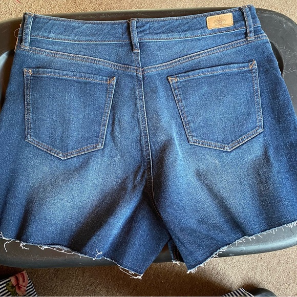 ☀️ Sofía Jeans By Sofia Vergara, Size 12, Bíanca Curvy 4”, Distress Jean Shorts - Picture 12 of 13